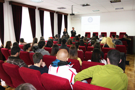 Ректор и проректорица са студентима са Косова и Метохије