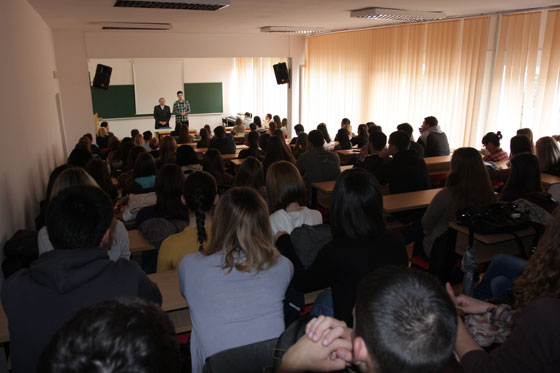 Publika na predavanju ambasadora Rumunije