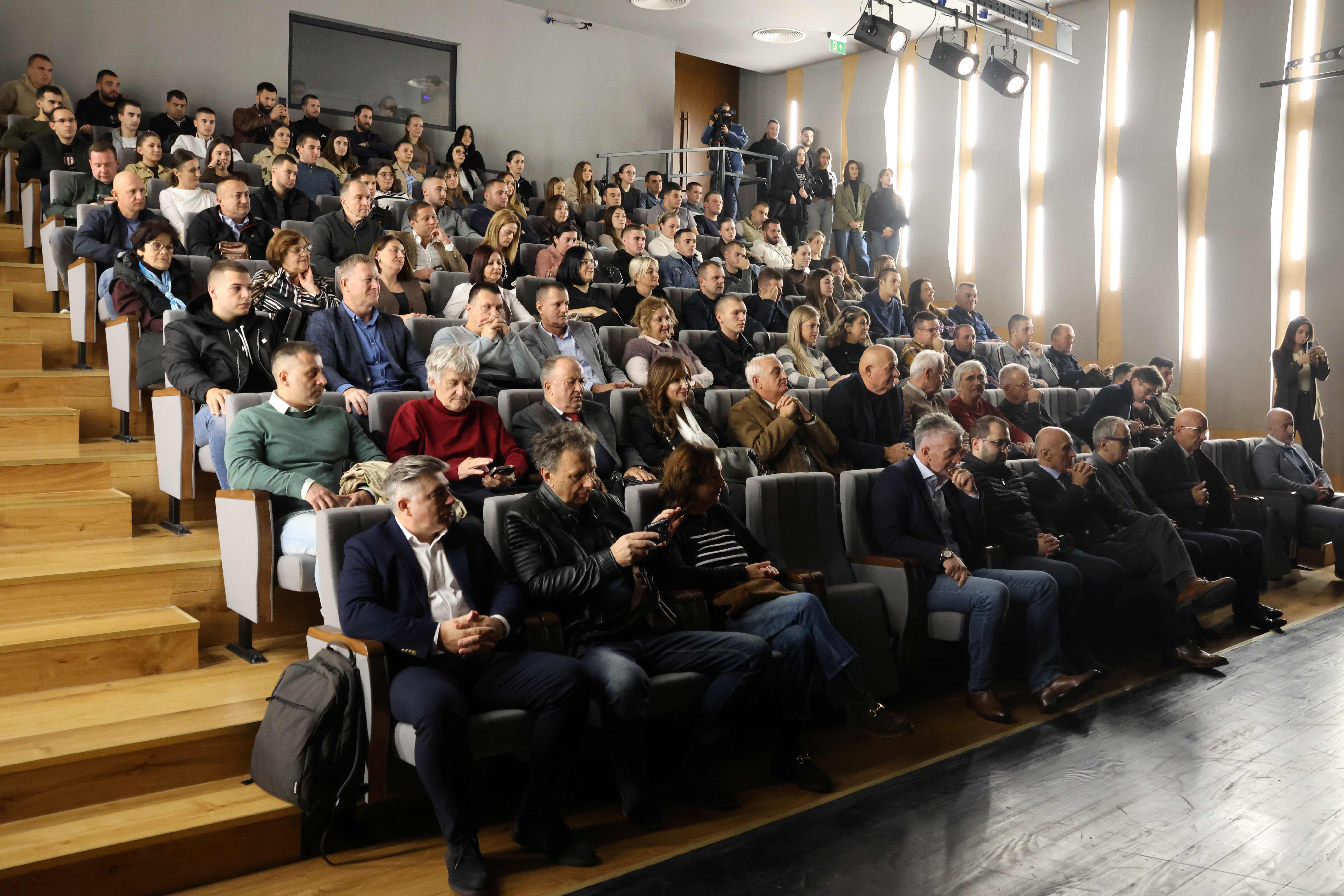 /uploads/attachment/vest/17686/velibor_lalic_promocija_knjige_skc_unibl__foto_dejan_desnica__4_.JPG