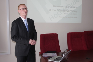 Др Александар Цурек одржао предавање о истраживачкој структури на FOM Универзитету 